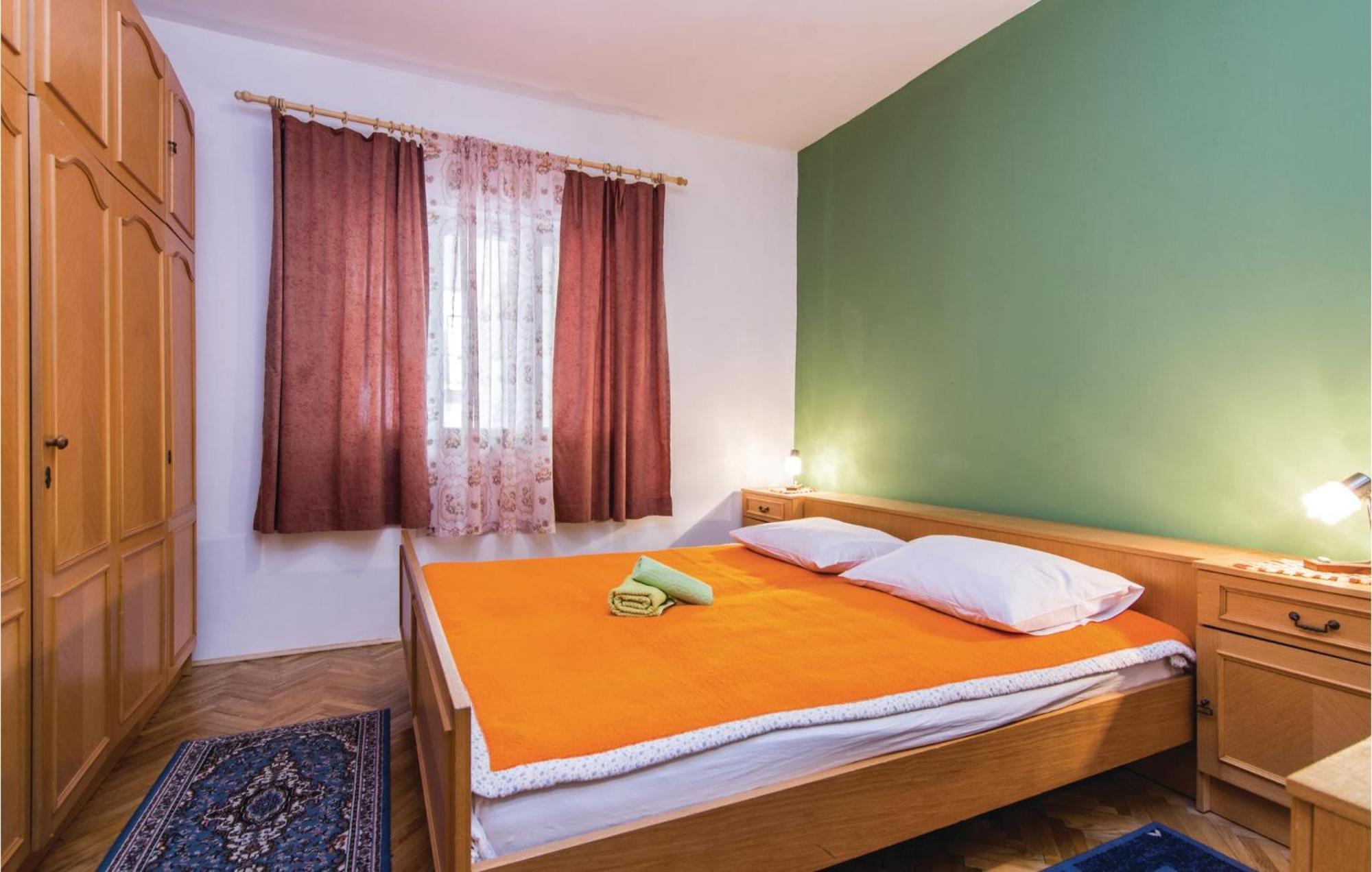 4 Bedroom Awesome Apartment In Starigrad Eksteriør billede
