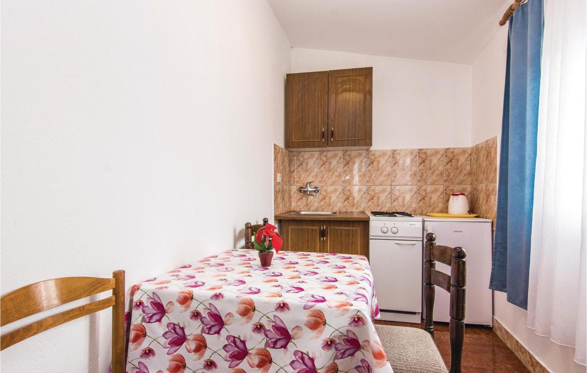 4 Bedroom Awesome Apartment In Starigrad Eksteriør billede