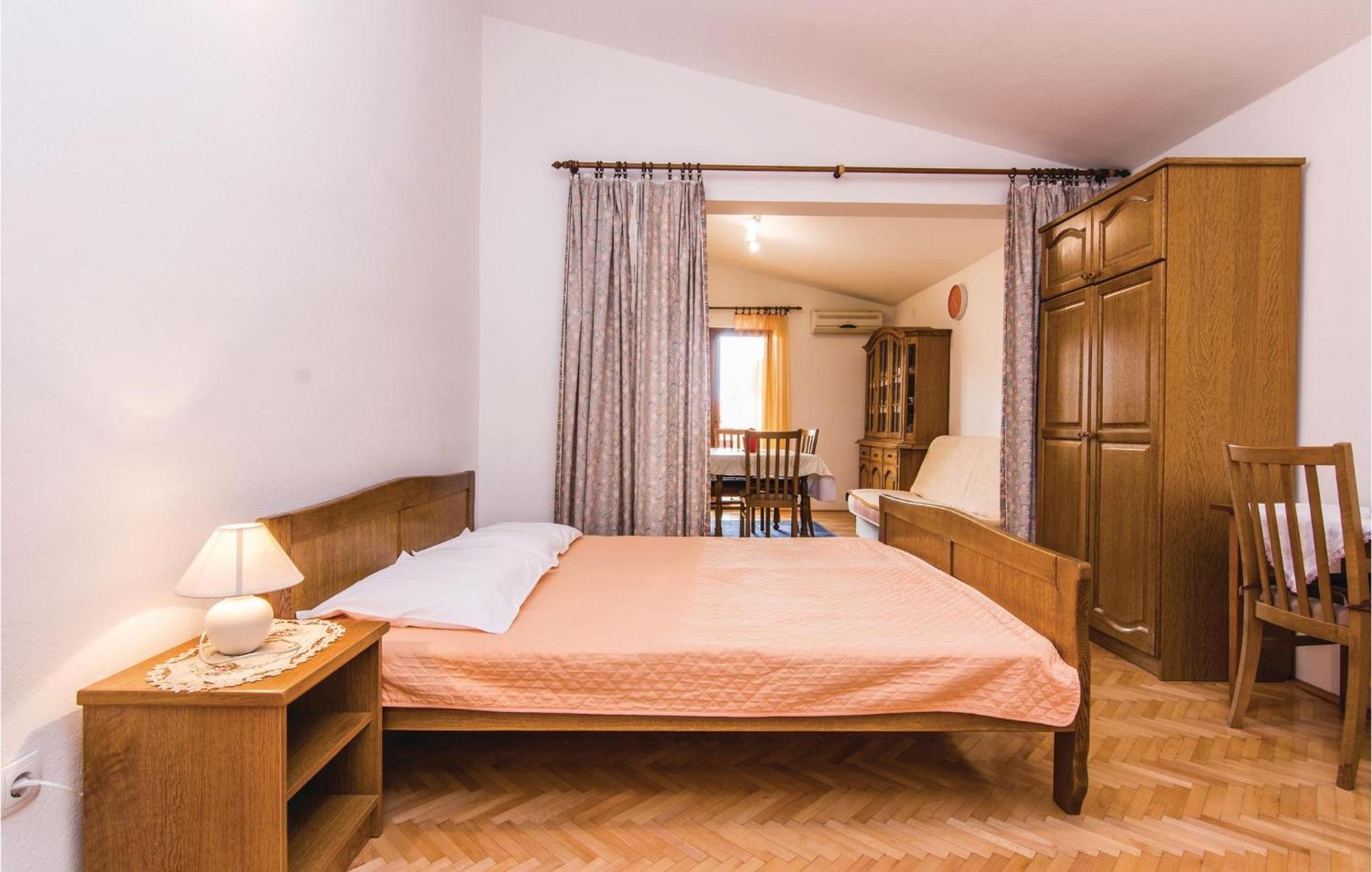 4 Bedroom Awesome Apartment In Starigrad Eksteriør billede