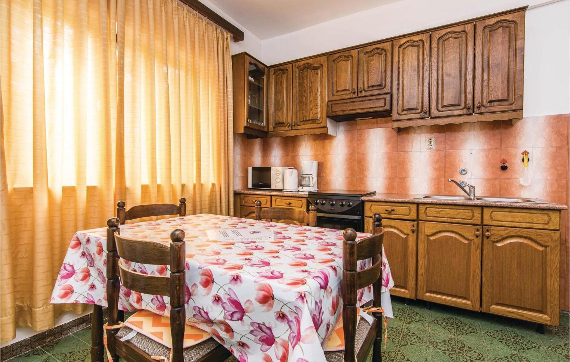 4 Bedroom Awesome Apartment In Starigrad Eksteriør billede