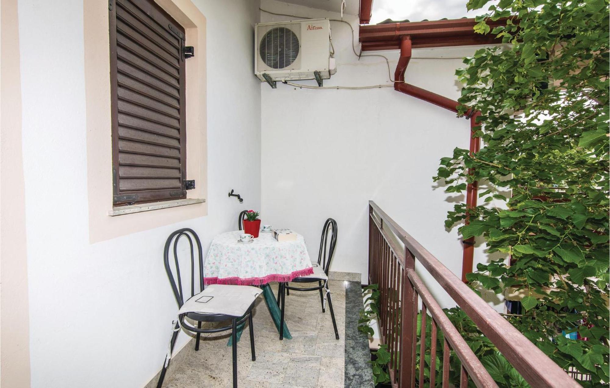 4 Bedroom Awesome Apartment In Starigrad Eksteriør billede
