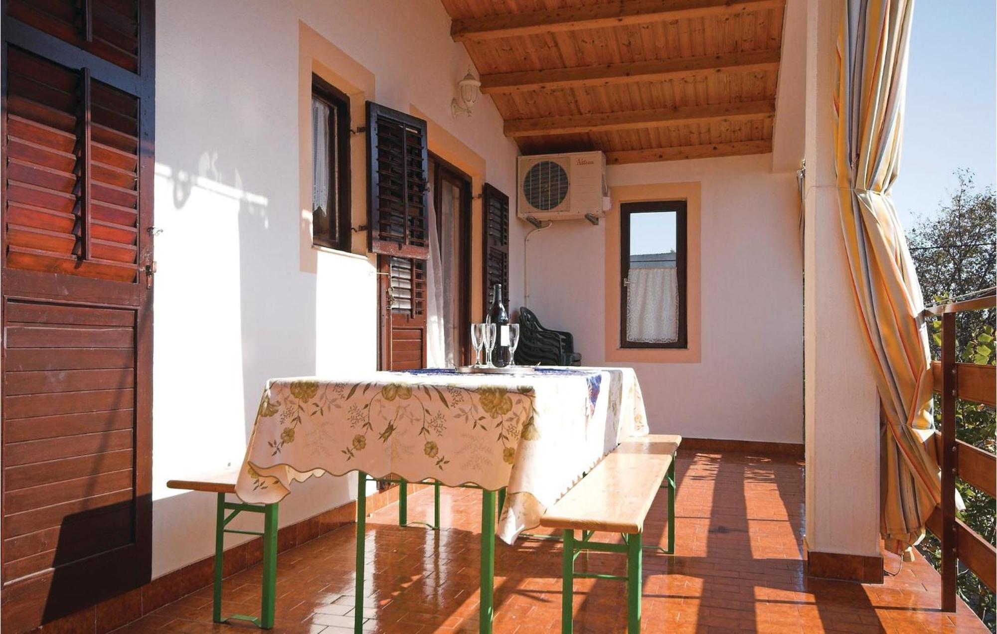 4 Bedroom Awesome Apartment In Starigrad Eksteriør billede