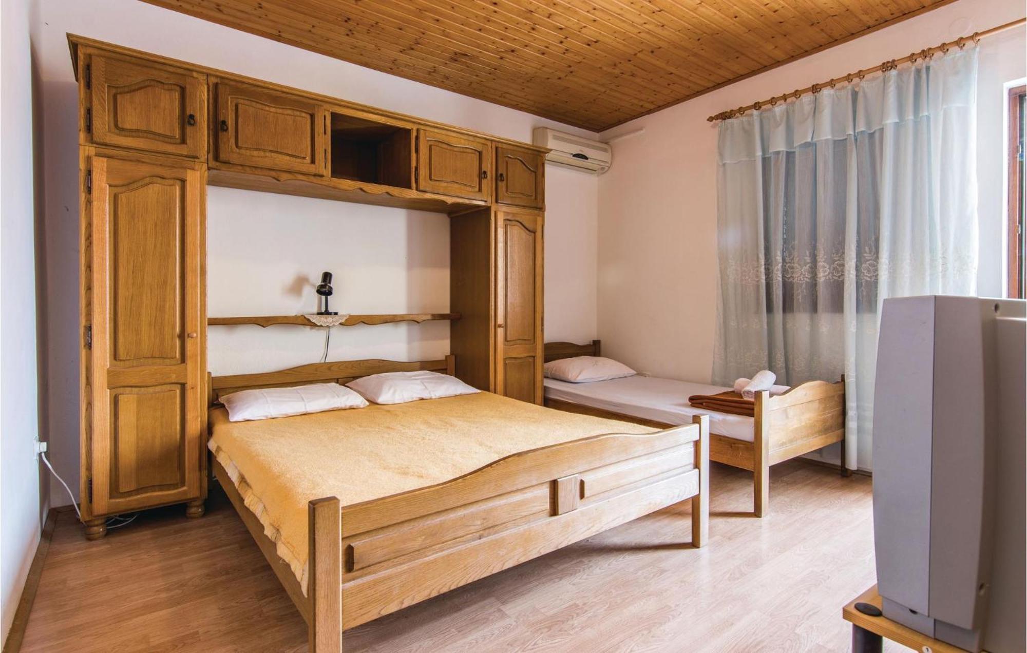 4 Bedroom Awesome Apartment In Starigrad Eksteriør billede